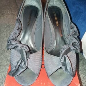 -Beautiful woman's shoe TODAY ONLY